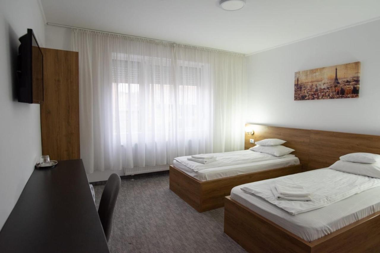 Carnival City Hotel Oradea Exterior photo
